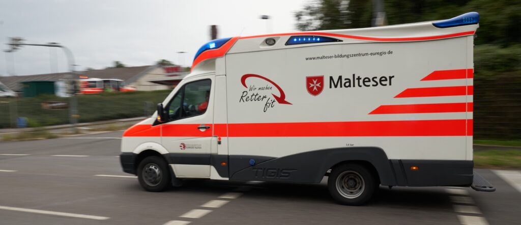 Ein_Rettungsdienst-Fahrzeug_der_Malteser_1