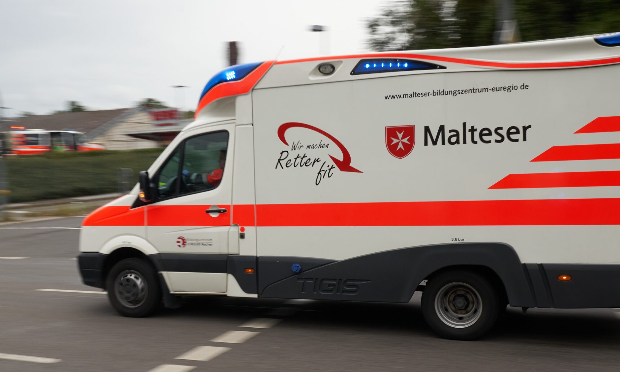 Ein_Rettungsdienst-Fahrzeug_der_Malteser_1