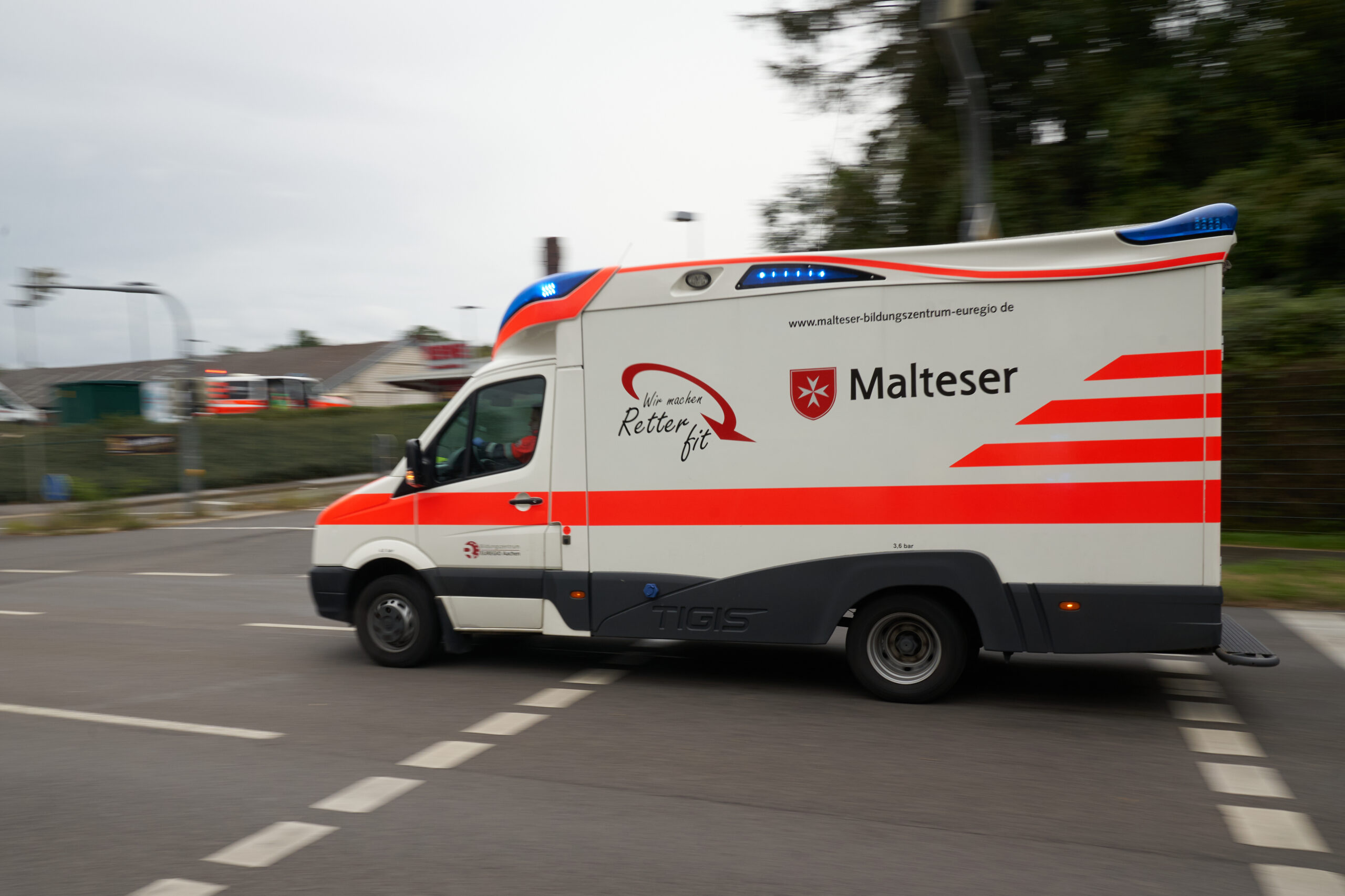Ein_Rettungsdienst-Fahrzeug_der_Malteser_2